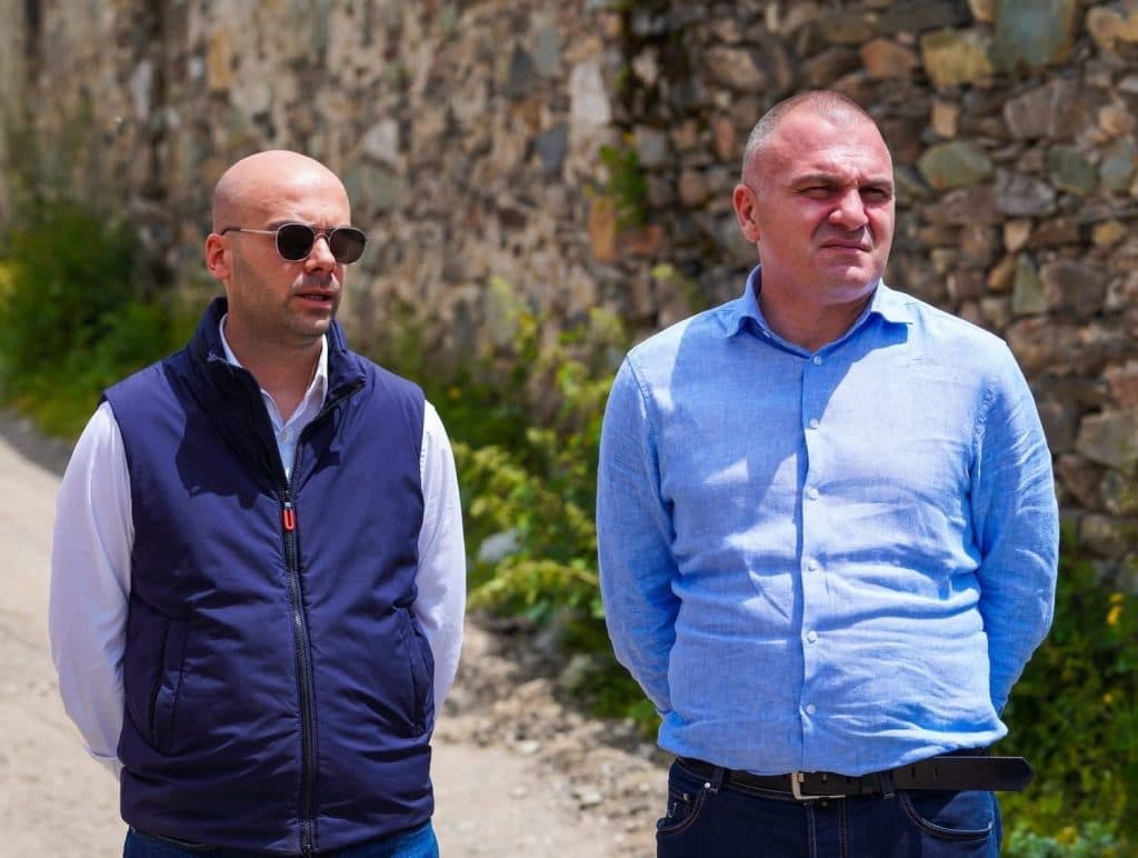 რევაზ სოხაძე ბეჩოსა და მესტიაში პრობლემური ბაღების მდგომარეობას ადგილზე გაეცნო - image 4