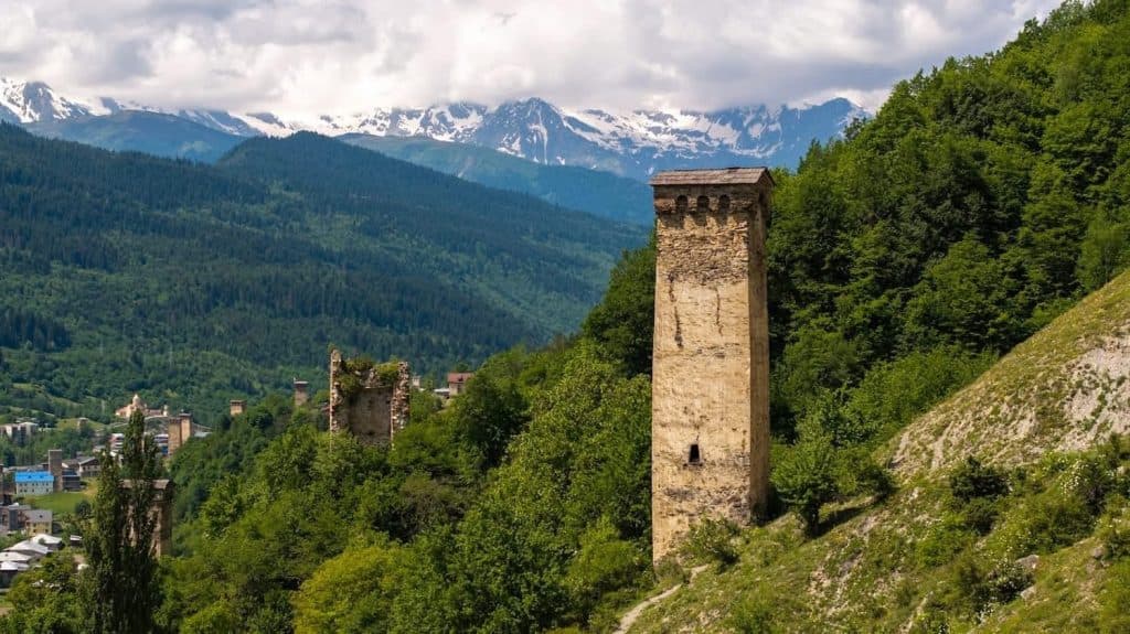 მესტიაში ლაღამის უბნის რეაბილიტაცია მიმდინარეობს - image 5