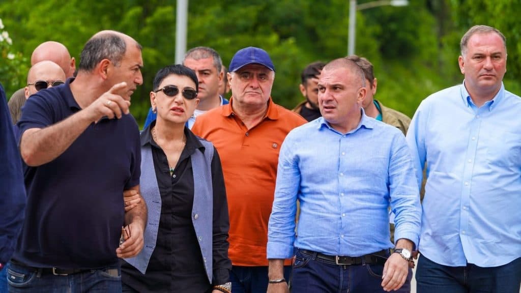 ინფრასტრუქტურის მინისტრი და გუბერნატორი „ქალაქებისა და კურორტების განვითარების“ სახელმწიფო პროგრამის ფარგლებში მიმდინარე სამუშაოებს გაეცნენ - image 6