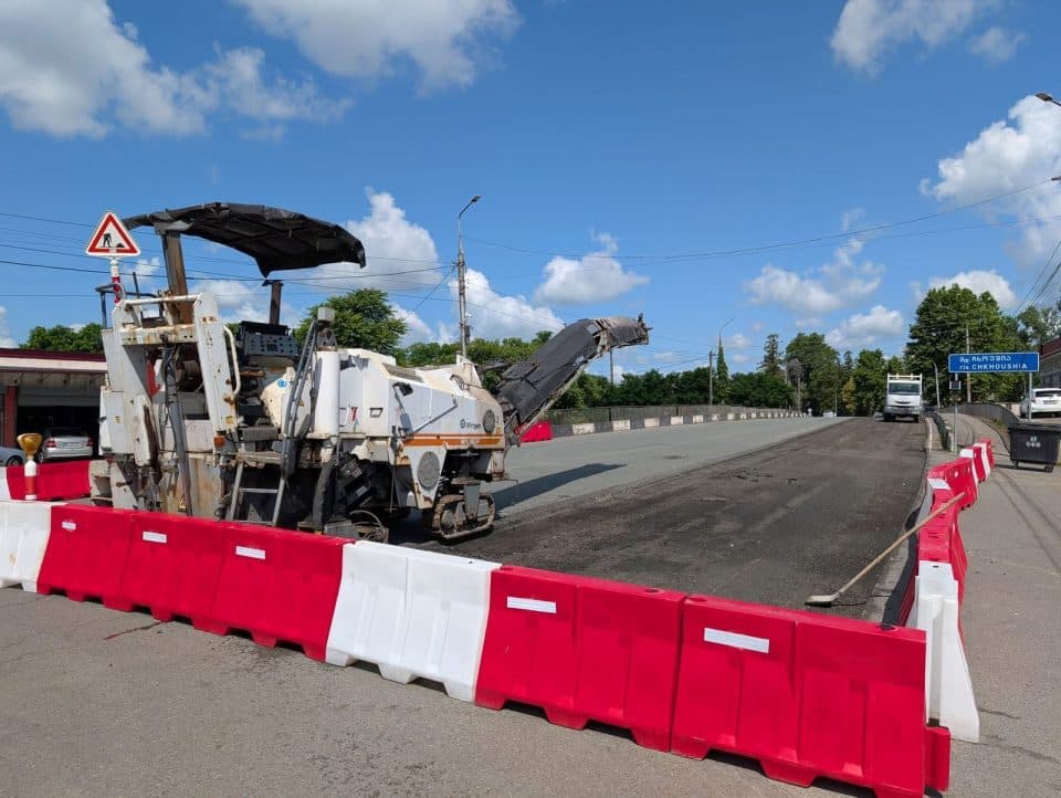 ზუგდიდში, მდინარე ჩხოუშის ხიდის რეაბილიტაციის გამო მოძრაობა შეჩერდა