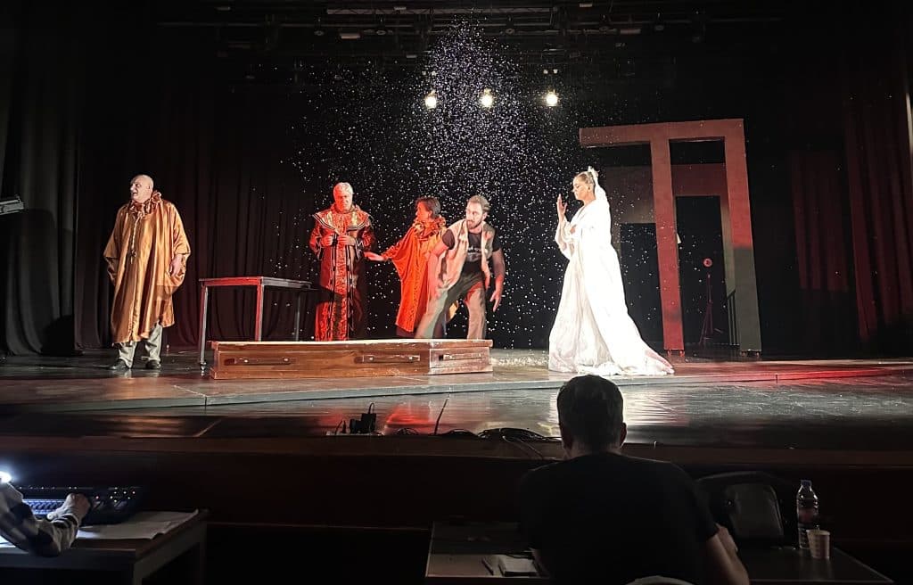 ,,ბილეთი უკანასკნელი წარმოდგენისთვის” – ზუგდიდის თეატრი მაყურებლის წინაშე პრემიერით წარდგა [ფოტო] - image 12