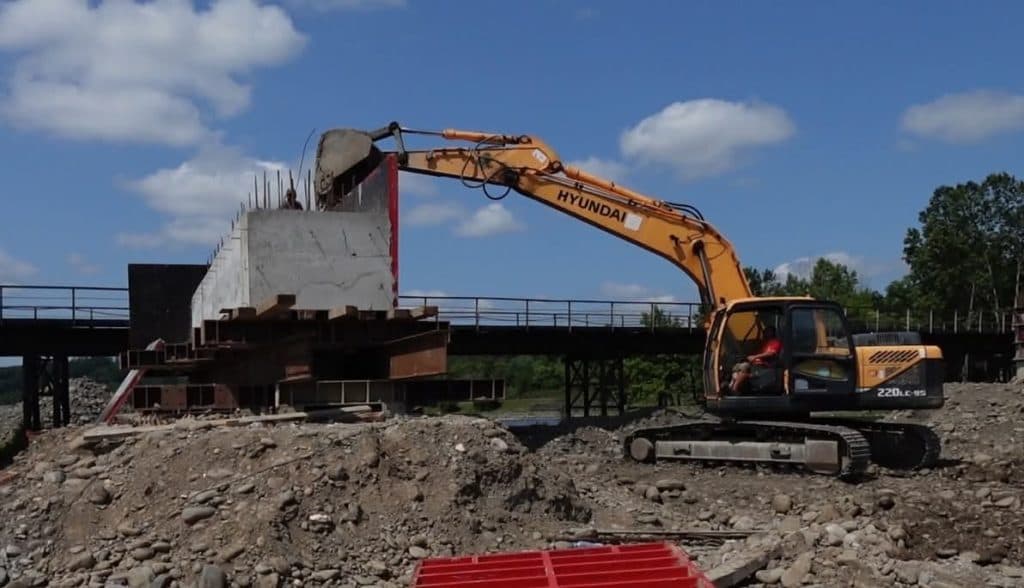 ჩხოროწყუში სოფელ ზუმში საავტომობილო ხიდი შენდება - image 2