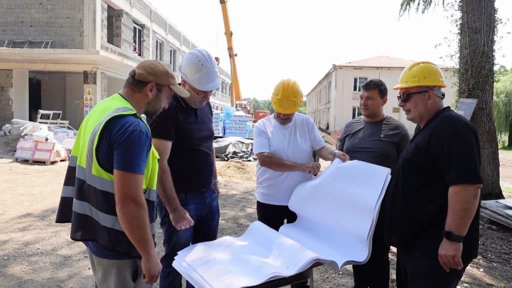 ჩხოროწყუში სოფელ ზუმში 150 მოსწავლეზე გათვლილი საჯარო სკოლის მშენებლობა მიმდინარეობს - image 4