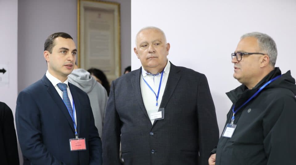 დავით ვერავა ერთიანი ეროვნული გამოცდების მიმდინარეობას ზუგდიდის საგამოცდო ცენტრში გაეცნო