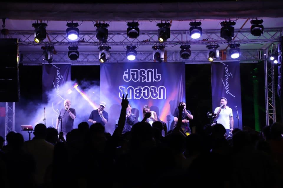 ანაკლიაში სეზონი „ქუჩის ბიჭების“ კონცერტით გაიხსნა