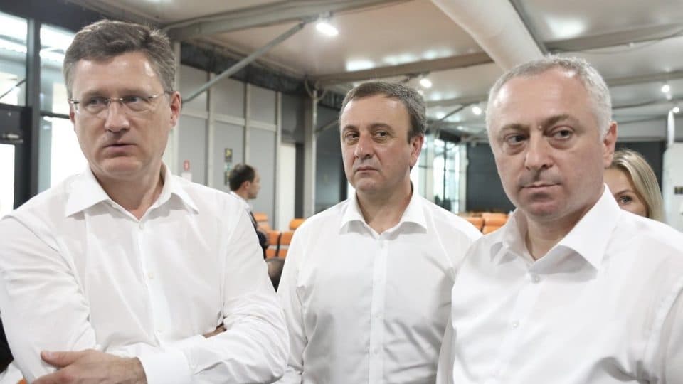 რუსეთის ვიცე-პრემიერმა ე.წ. პრეზიდენტთან ბადრა გუნბასთან ერთად სოხუმის აეროპორტი დაათვალიერა