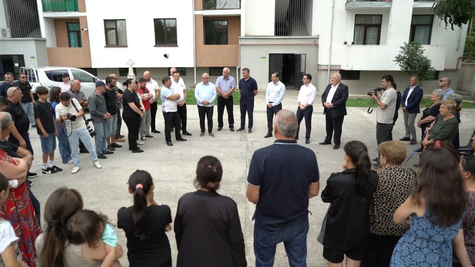 დათო კოდუა აფხაზეთის ა/რ თავმჯდომარესთან და რეგიონის გუბერნატორთან ერთად დევნილებს შეხვდა