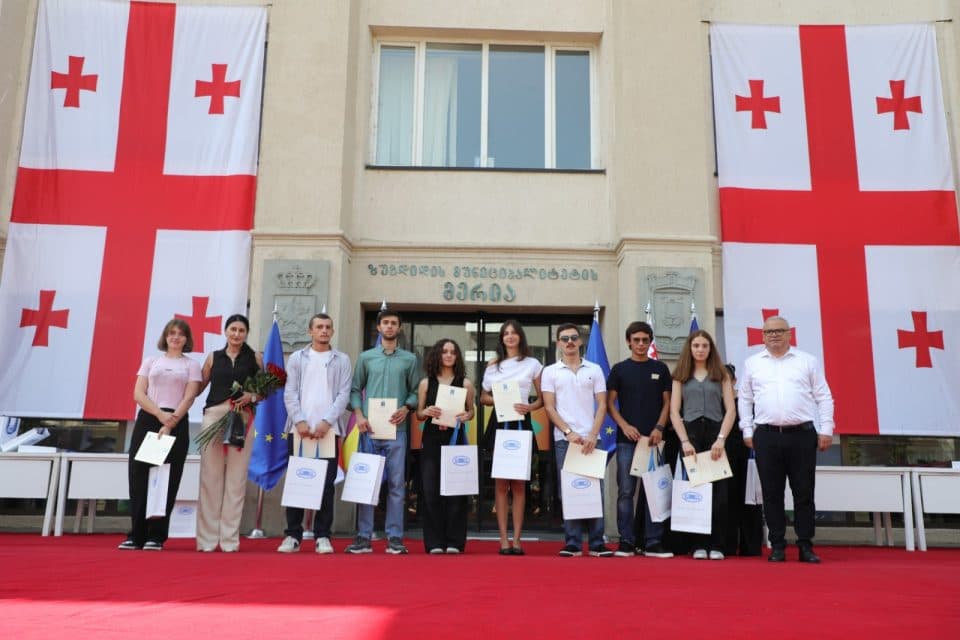 ზუგდიდში 146 ოქროს მედალოსანი დააჯილოვეს