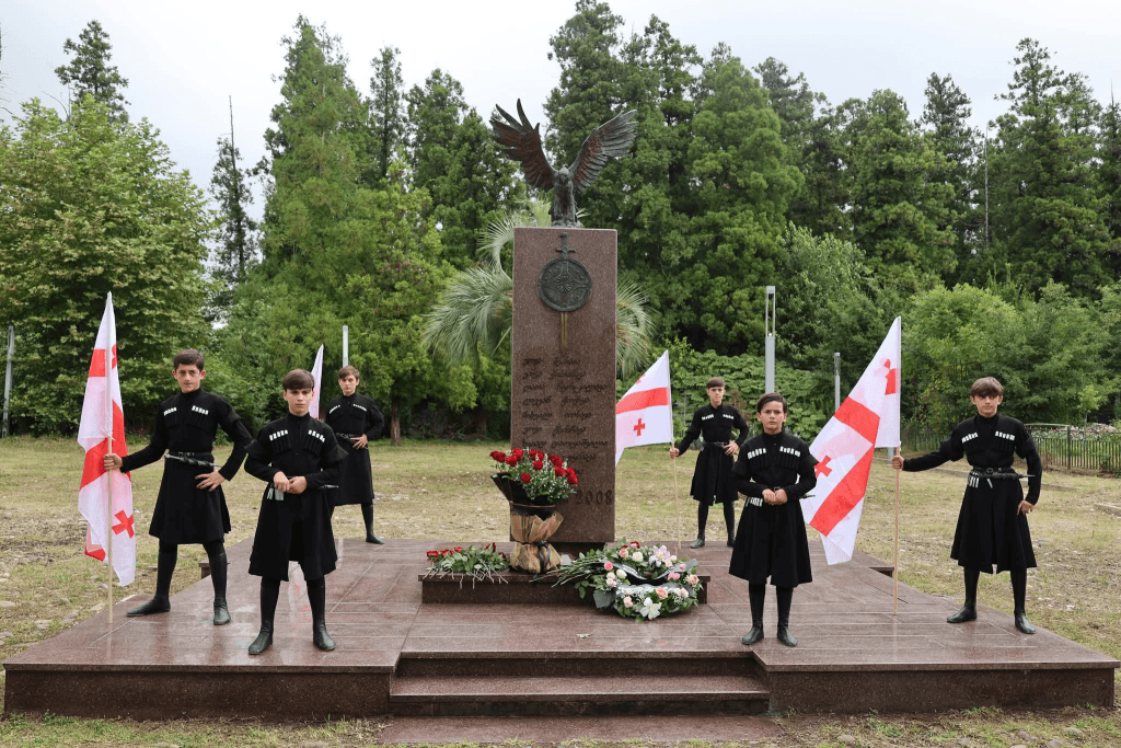 ხობში აგვისტოს ომში დაღუპულთა ხსოვნას პატივი მიაგეს - image 2