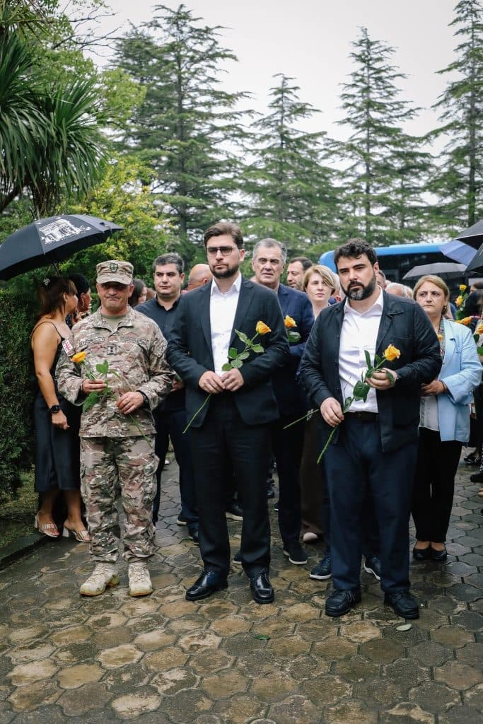 ფოთში აგვისტოს ომში დაღუპულთა ხსოვნას პატივი მიაგეს - image 3