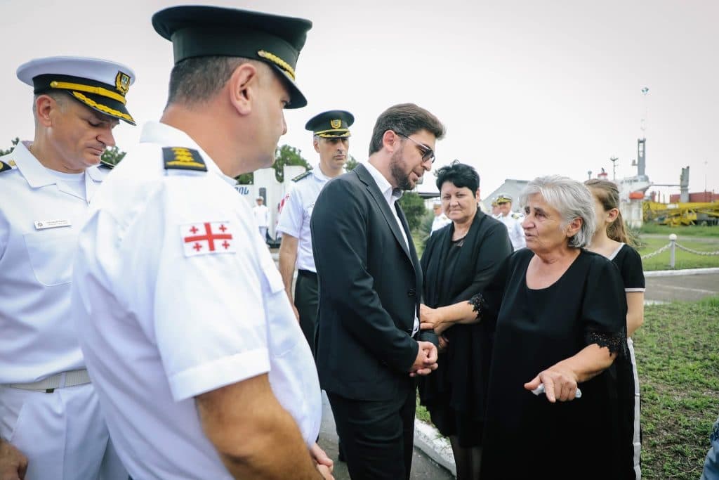 ფოთში აგვისტოს ომში დაღუპულთა ხსოვნას პატივი მიაგეს - image 4