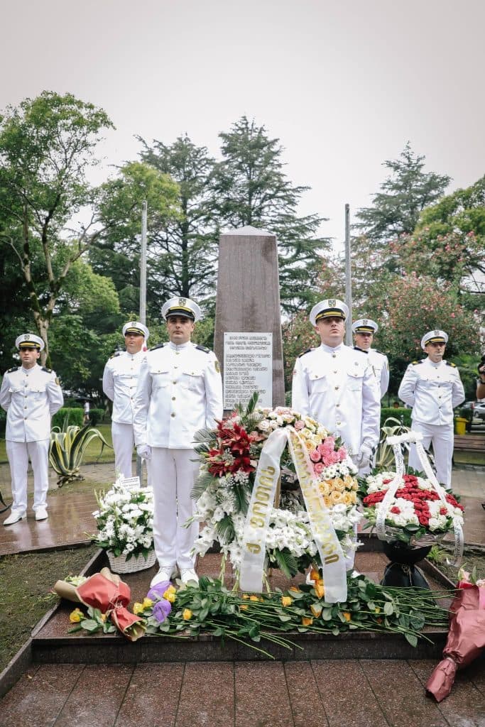 ფოთში აგვისტოს ომში დაღუპულთა ხსოვნას პატივი მიაგეს - image 5