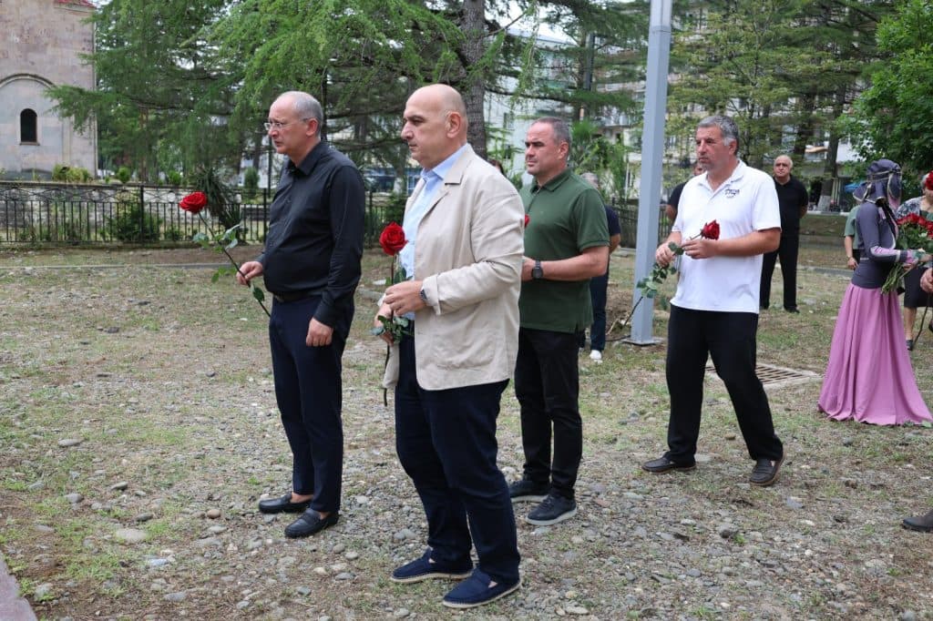 ხობში აგვისტოს ომში დაღუპულთა ხსოვნას პატივი მიაგეს - image 3