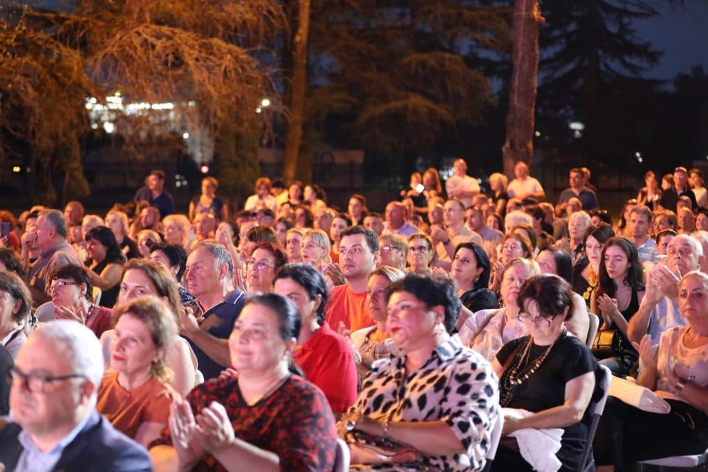 ზუგდიდში კლასიკური მუსიკის ფესტივალზე ოპერის მსოფლიო დონის შემსრულებლებმა იმღერეს [ფოტო] - image 13