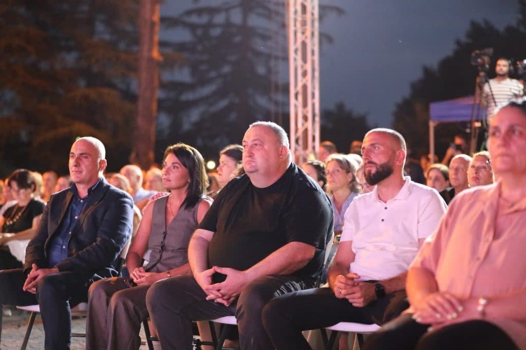 ზუგდიდში კლასიკური მუსიკის ფესტივალზე ოპერის მსოფლიო დონის შემსრულებლებმა იმღერეს [ფოტო] - image 18