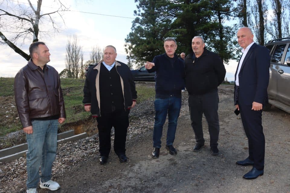 ჩხოროწყუს მერი საგზაო ინფრასტრუქტურის მოწყობის სამუშაოებს გაეცნო