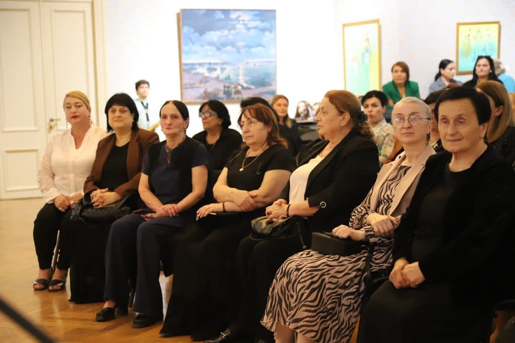 ზუგდიდში დამსახურებული მასწავლებლები დააჯილდოეს - image 3