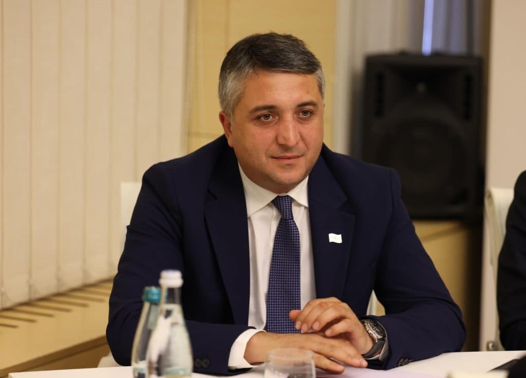 პრემიერ-მინისტრმა რეგიონებში სახელმწიფო რწმუნებულებთან და მუნიციპალიტეტების მერებთან მიმდინარე პროექტები და სამომავლო გეგმები განიხილა - image 12