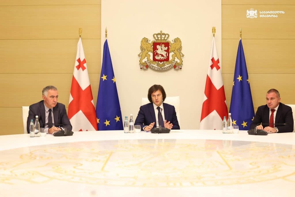 პრემიერ-მინისტრმა რეგიონებში სახელმწიფო რწმუნებულებთან და მუნიციპალიტეტების მერებთან მიმდინარე პროექტები და სამომავლო გეგმები განიხილა - image 2