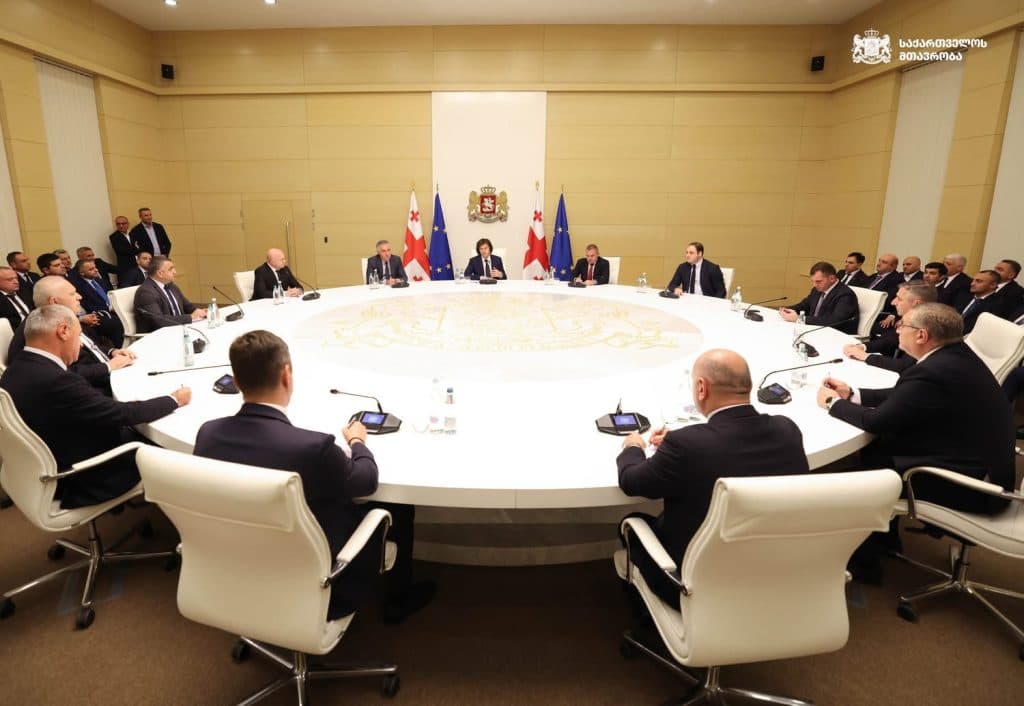 პრემიერ-მინისტრმა რეგიონებში სახელმწიფო რწმუნებულებთან და მუნიციპალიტეტების მერებთან მიმდინარე პროექტები და სამომავლო გეგმები განიხილა - image 3