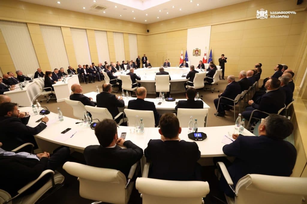 პრემიერ-მინისტრმა რეგიონებში სახელმწიფო რწმუნებულებთან და მუნიციპალიტეტების მერებთან მიმდინარე პროექტები და სამომავლო გეგმები განიხილა - image 6