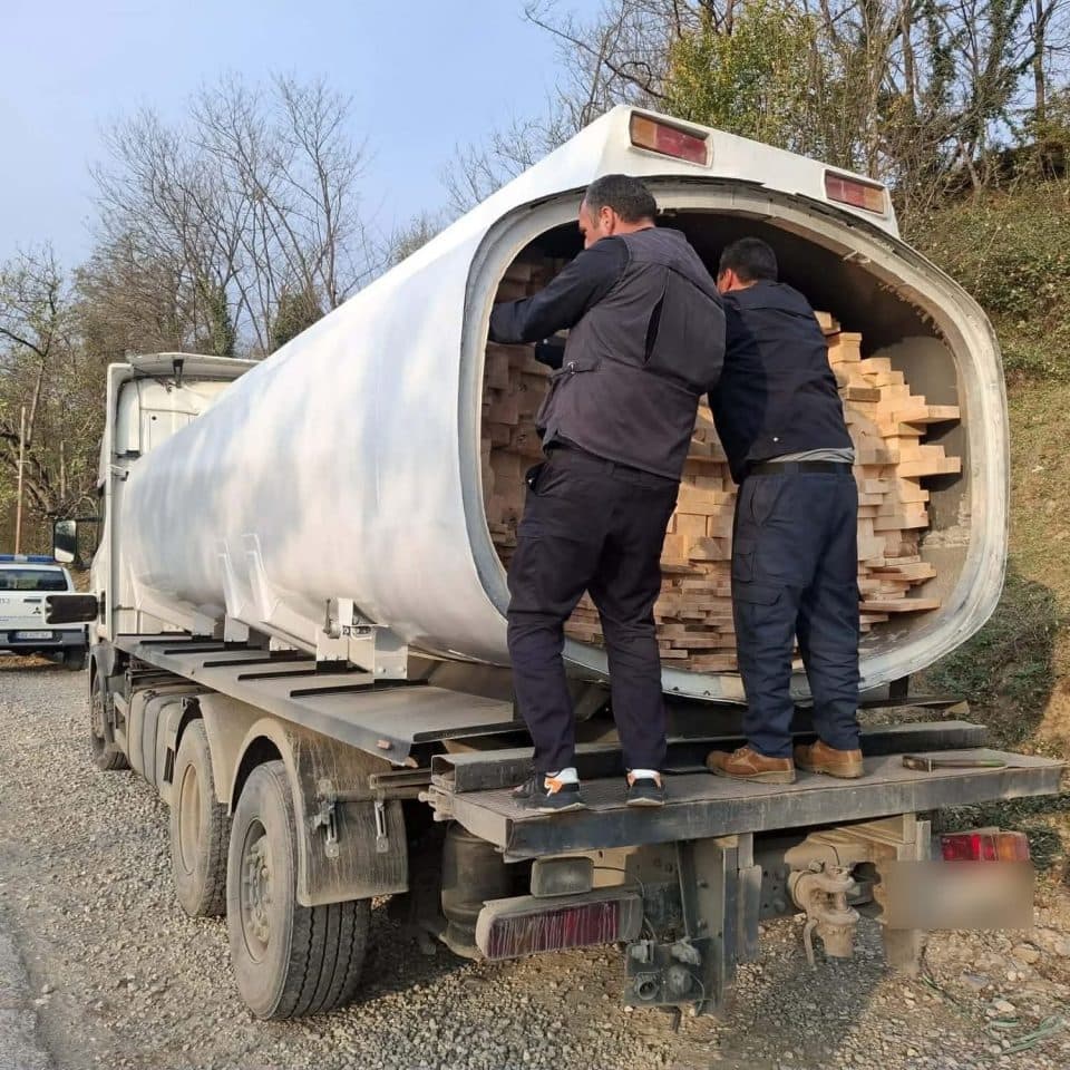 მესტიიდან ზუგდიდში ბენზინმზიდით უკანონო ხის მასალა ჩამოჰქონდათ