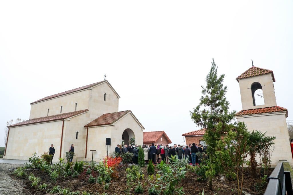 სენაკის სოფელ ისულაში დიდმოწამე ბარბარეს სახელობის ტაძარი პატრიარქის მოსაყდრემ აკურთხა - image 3