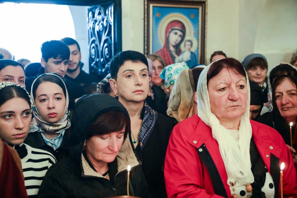 სენაკის სოფელ ისულაში დიდმოწამე ბარბარეს სახელობის ტაძარი პატრიარქის მოსაყდრემ აკურთხა - image 6