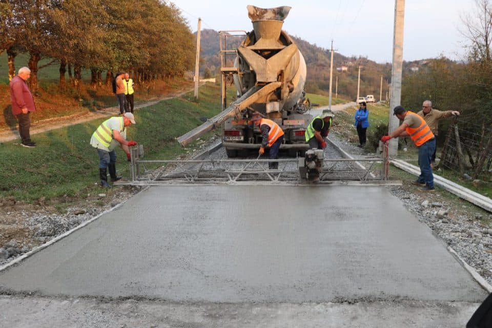 წალენჯიხაში ფახულანი-ქალაღალის გზის დაგება მიმდინარეობს