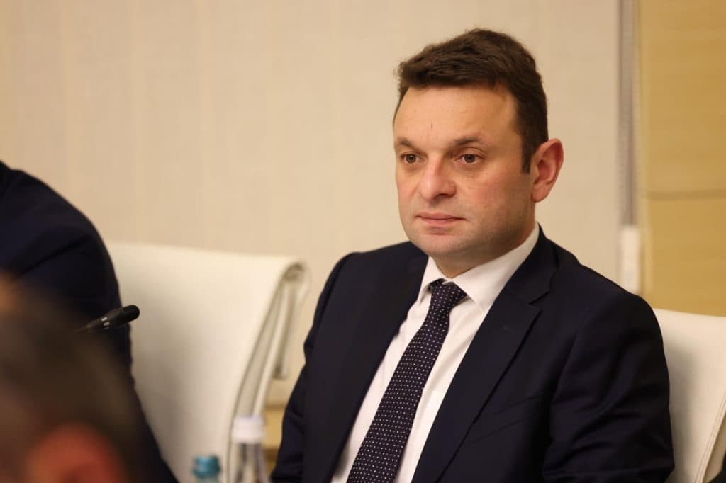 პრემიერ-მინისტრმა რეგიონებში სახელმწიფო რწმუნებულებთან და მუნიციპალიტეტების მერებთან მიმდინარე პროექტები და სამომავლო გეგმები განიხილა - image 11