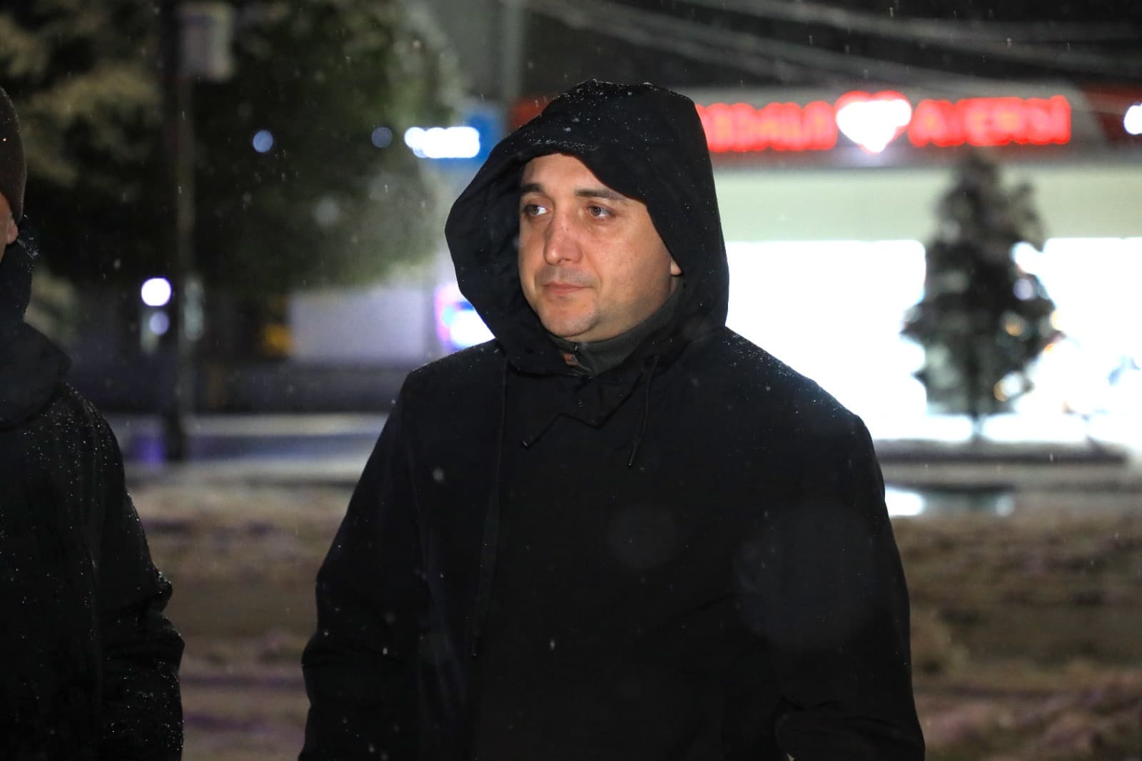 ზუგდიდში თოვლისგან გზები იწმინდება, ამოქმედებულია ცხელი ხაზი - image 3