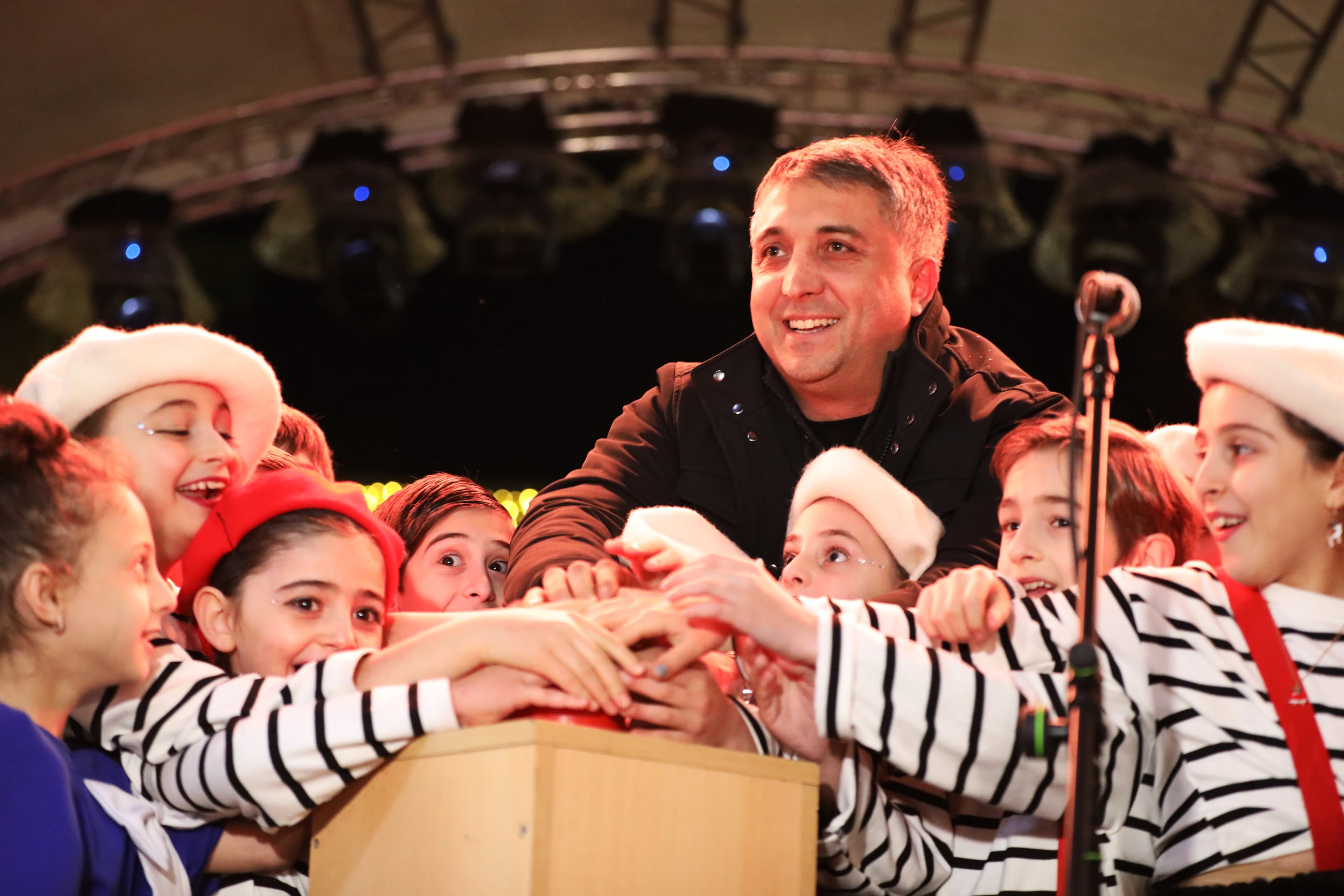 ზუგდიდის მთავარი ნაძვის ხე საზეიმოდ აინთო