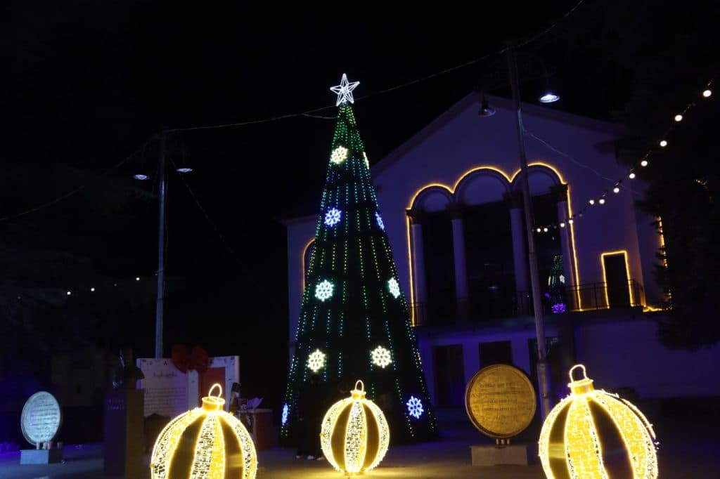 ჩხოროწყუში ნაძვის ხე აანთეს [ახალი წლის დღეები] - image 10