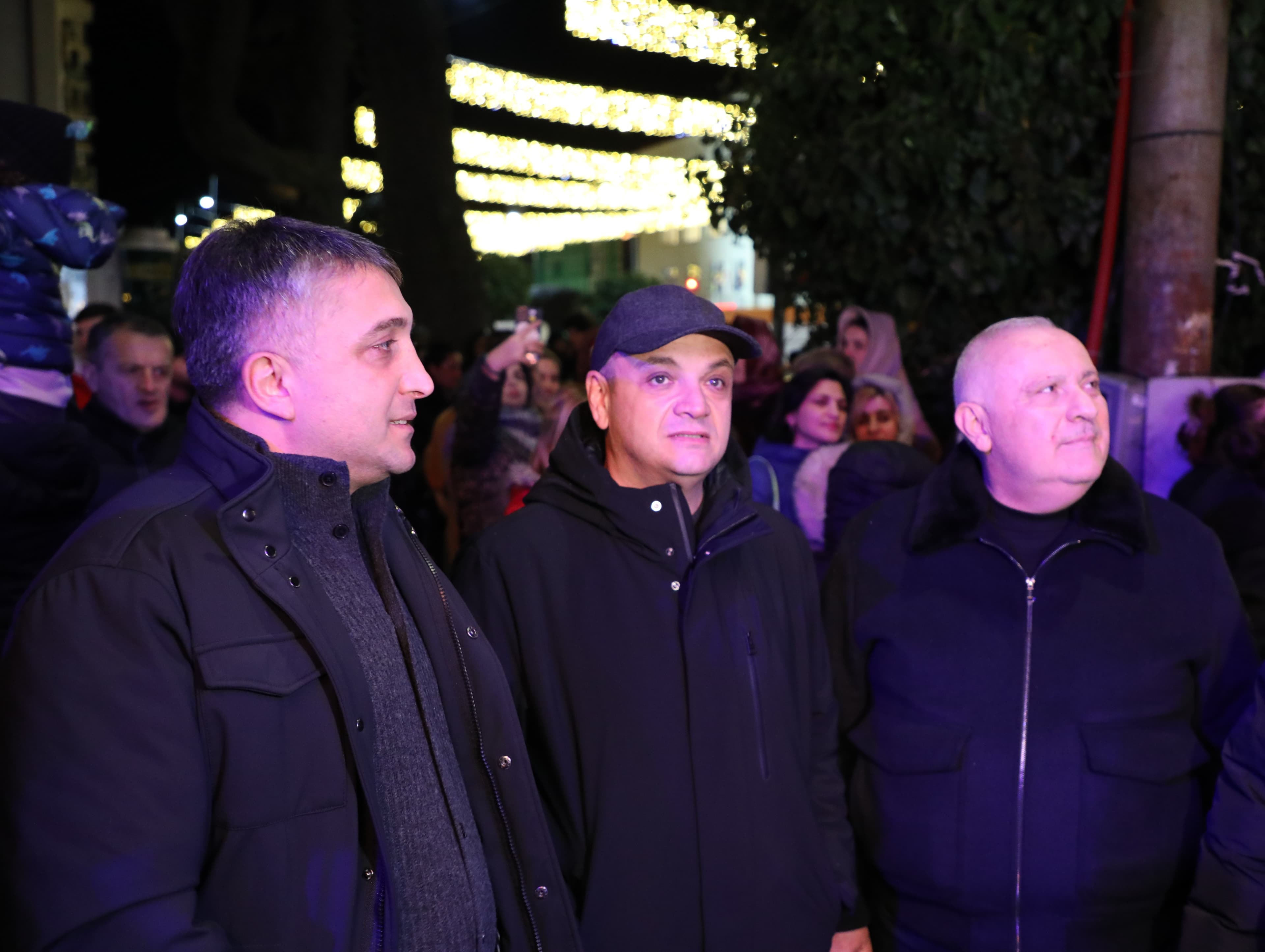 ზუგდიდის მთავარი ნაძვის ხე საზეიმოდ აინთო - image 3