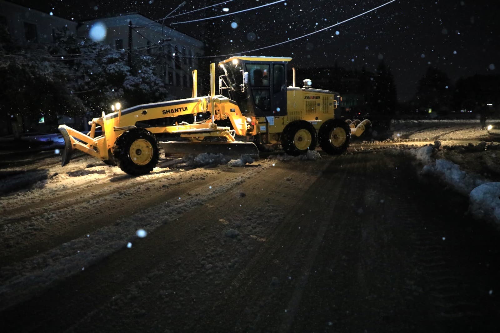ზუგდიდში თოვლისგან გზები იწმინდება, ამოქმედებულია ცხელი ხაზი - image 2