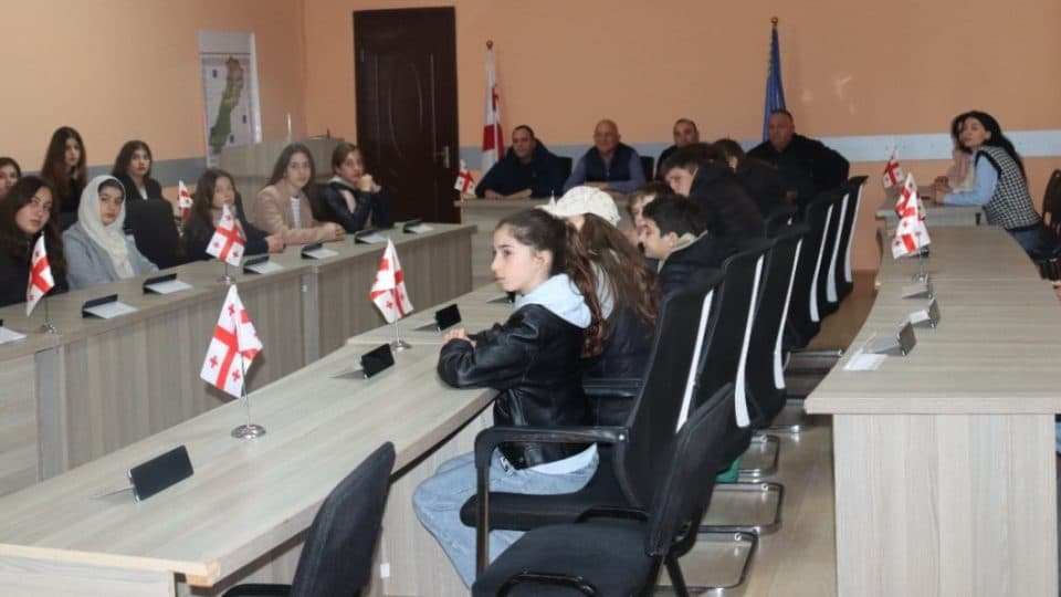 ჩხოროწყუს მერი ჩხოროწყუელ ახალგაზრდა მსახიობებს შეხვდა