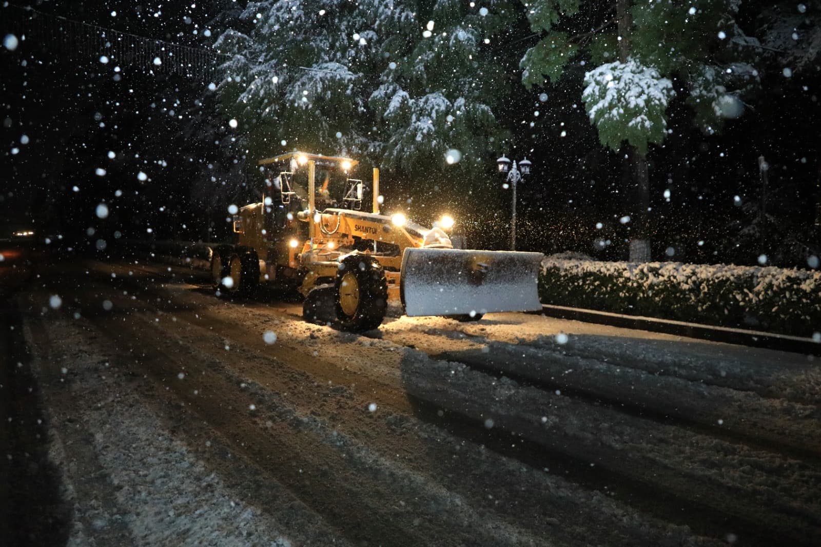 ზუგდიდში თოვლისგან გზები იწმინდება, ამოქმედებულია ცხელი ხაზი