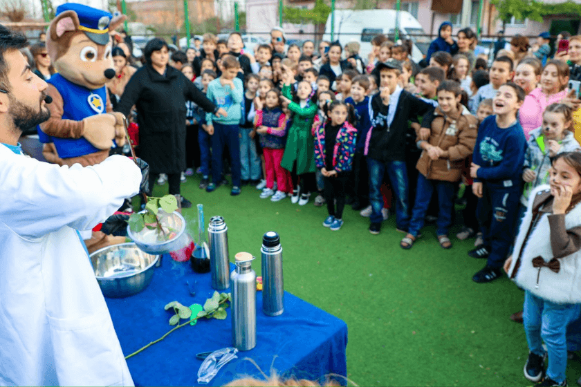 ბესიკ კუსიდი სენაკის მუნიციპალიტეტში აფხაზეთიდან დროებით დევნილი ბავშვებისთვის გამართულ ღონისძიებას დაესწრო
