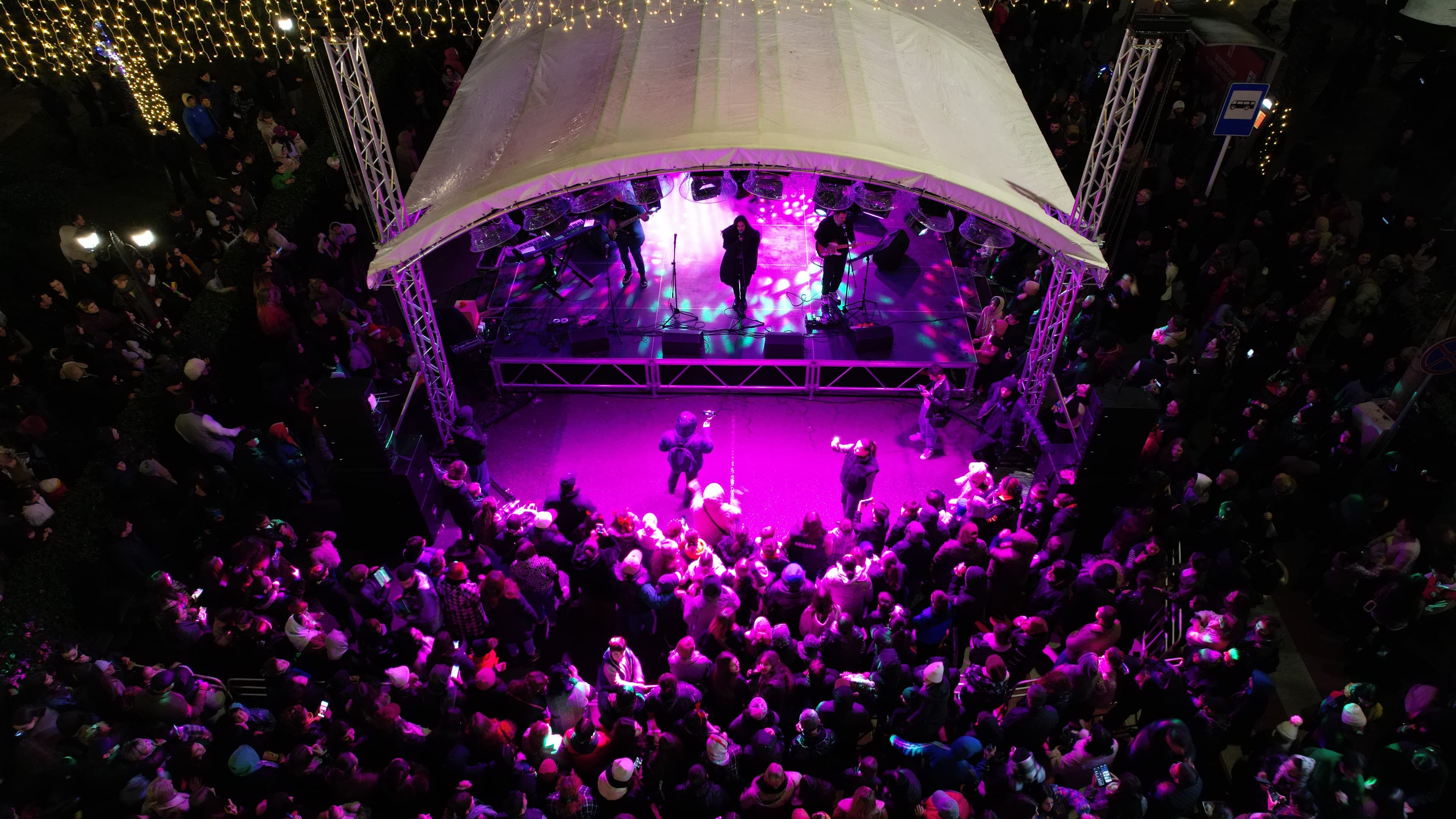 ზუგდიდის მთავარი ნაძვის ხე საზეიმოდ აინთო - image 7