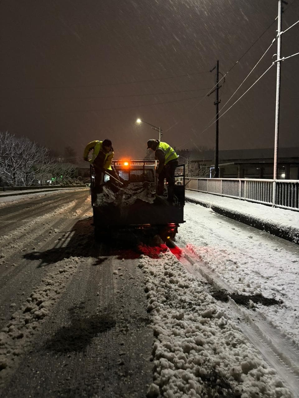 ზუგდიდში თოვლისგან გზები იწმინდება, ამოქმედებულია ცხელი ხაზი - image 5