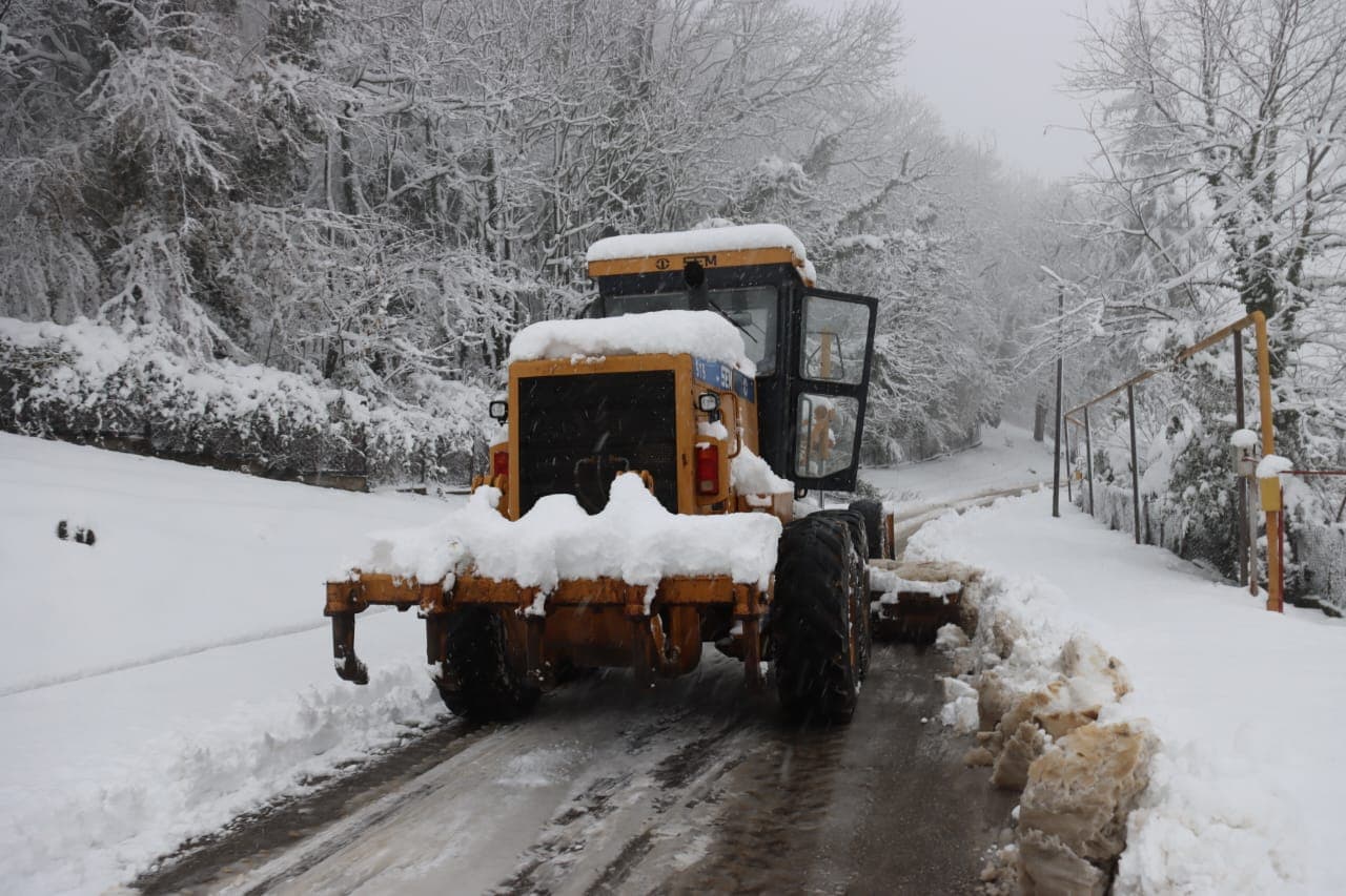 ჩხოროწყუს მერია: თოვლის სახით მოსული უხვი ნალექისგან დილიდან ინტენსიურად იწმინდება ქალაქსა და ადმინისტრაციულ ერთეულებში  საავტომობილო გზები - image 2