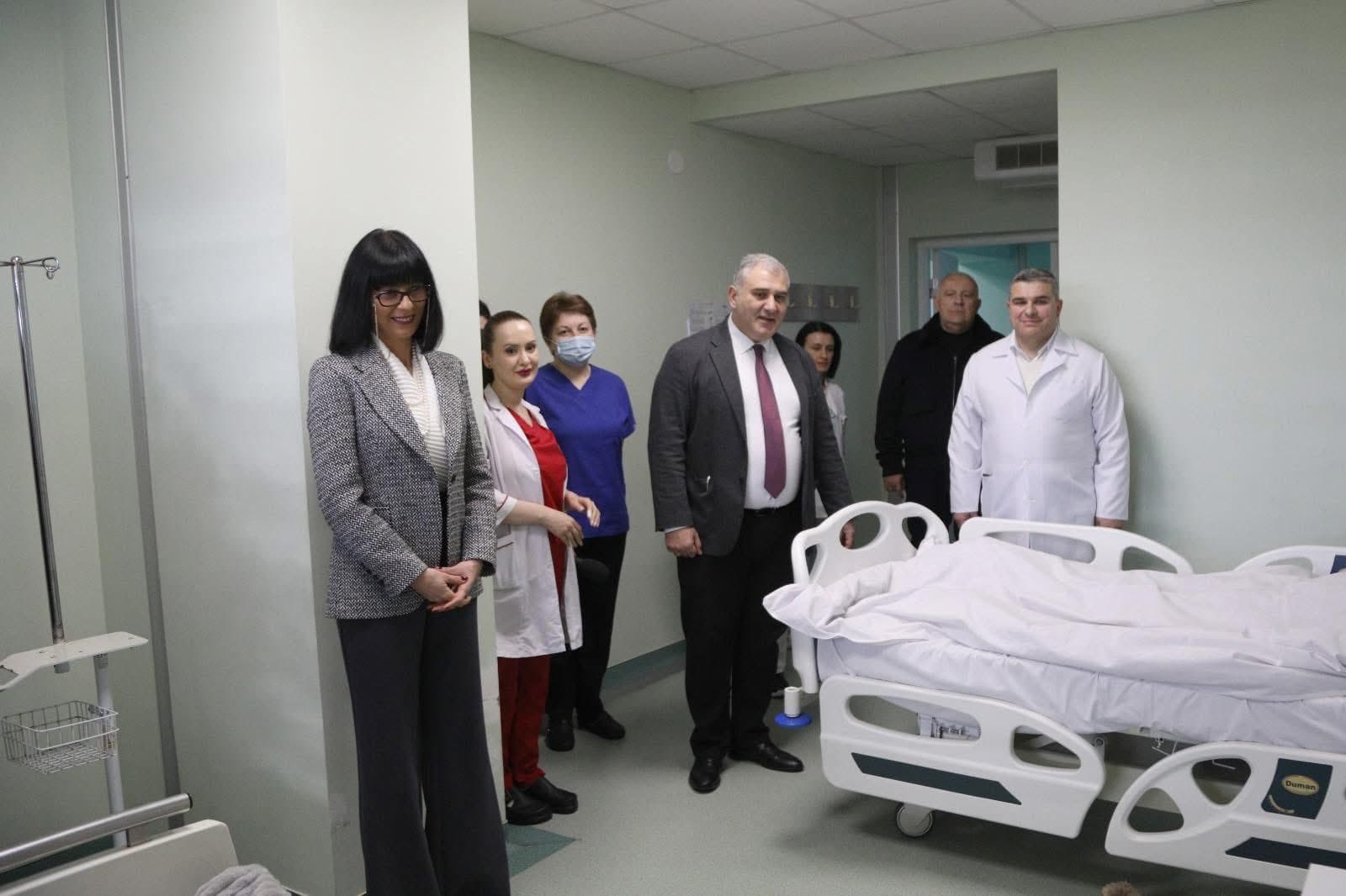 რუხის საავადმყოფოში მინისტრებმა და გუბერნატორმა ის სპაციენტები მოინახულეს ვინც ოკუპირებულ აფხაზეთში ცხოვრობნენ