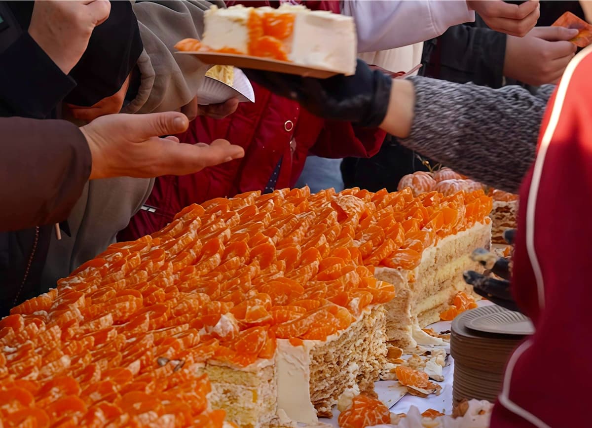 სოხუმში 54 მეტრის სიგრძის მანდარინის ნამცხვარი გამოაცხვეს