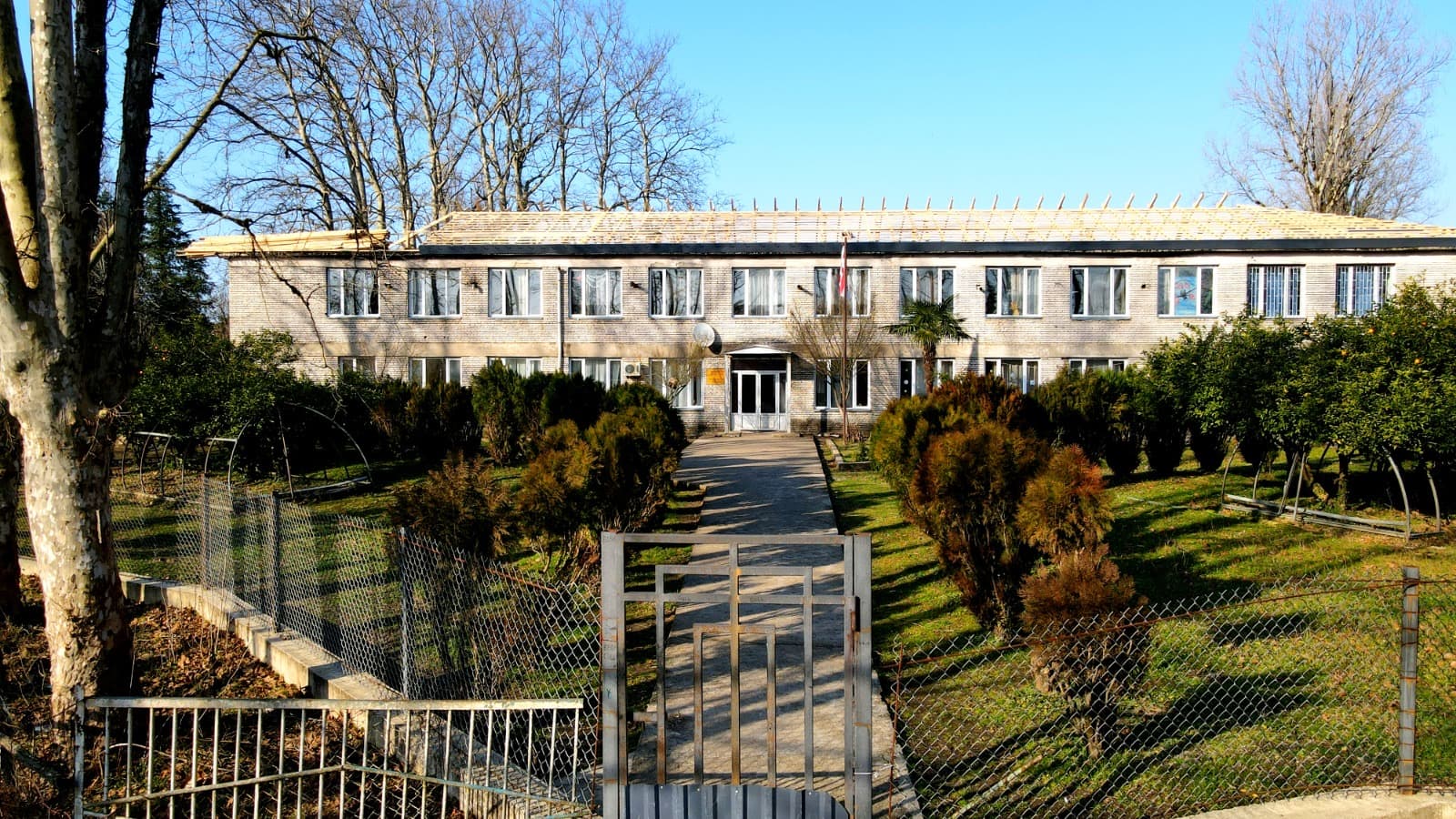 ხობის მუნიციპალიტეტის სოფელ თორსის სკოლის სახურავის მოწყობა მიმდინარეობს