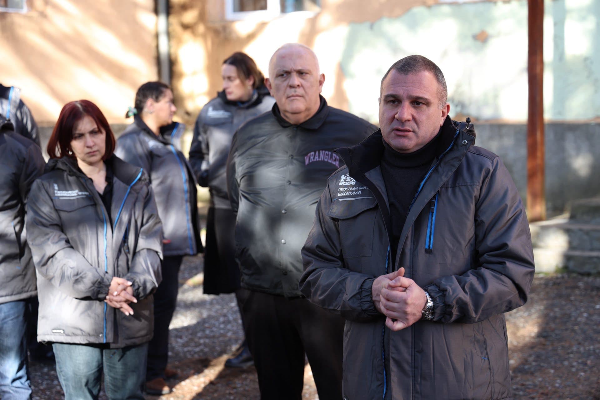 ინფრასტრუქტურის მინისტრი რევაზ სოხაძე, სამეგრელო-ზემო სვანეთის სახელმწიფო რწმუნებულ დავით ვერავა ხობის მუნიციპალიტეტის სოფელ ხამისკურის საჯარო სკოლის პედაგოგებს შეხვდა - image 3