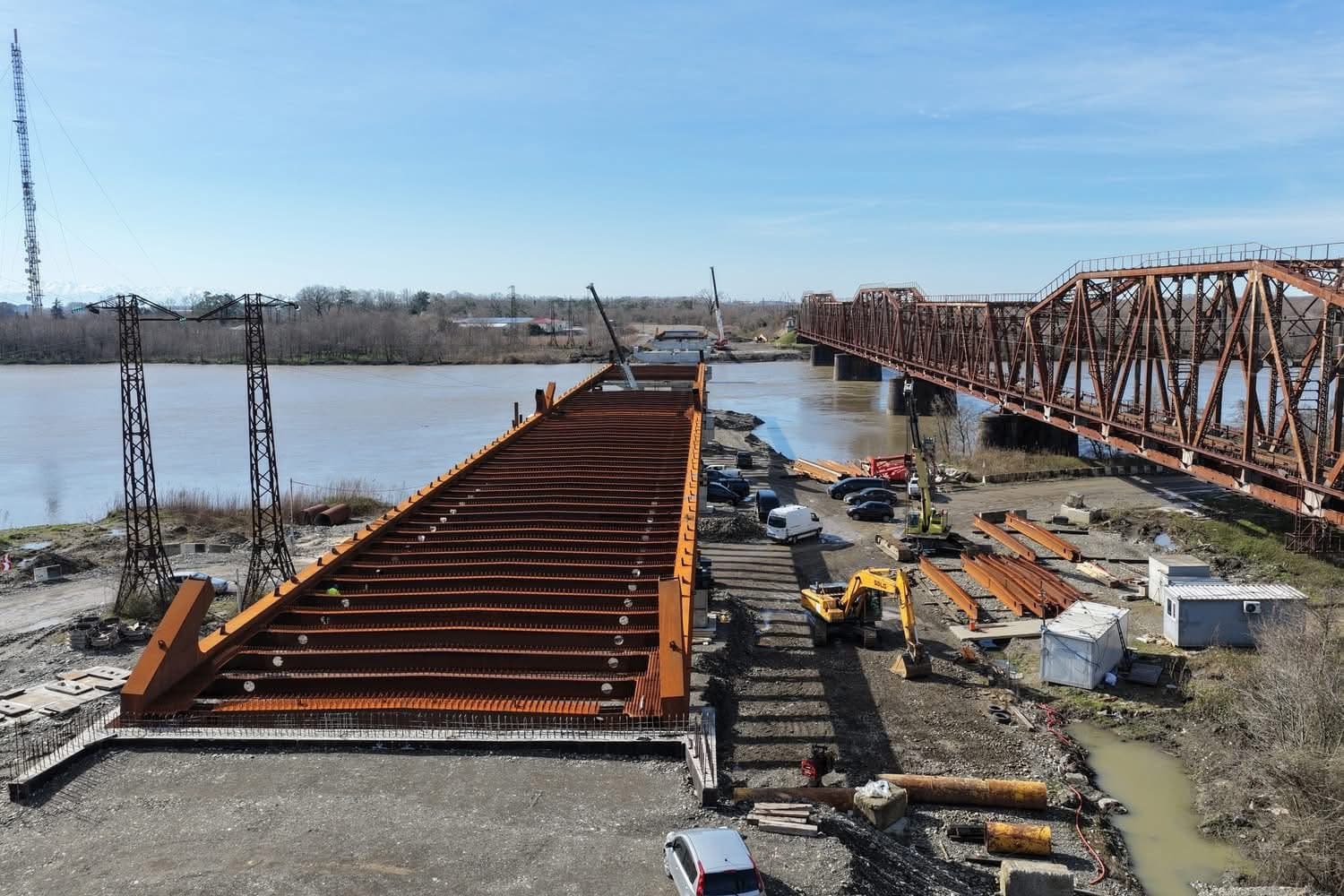 ინფრასტრუქტურის მინისტრი ფოთში, მდინარე რიონზე ახალი ხიდის მშენებლობის სამუშაოებს გაეცნო - image 6