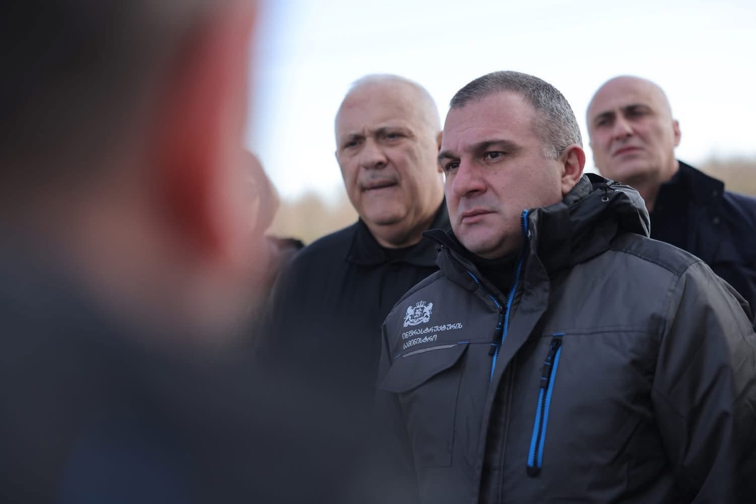 ინფრასტრუქტურის მინისტრი ფოთში, მდინარე რიონზე ახალი ხიდის მშენებლობის სამუშაოებს გაეცნო - image 5