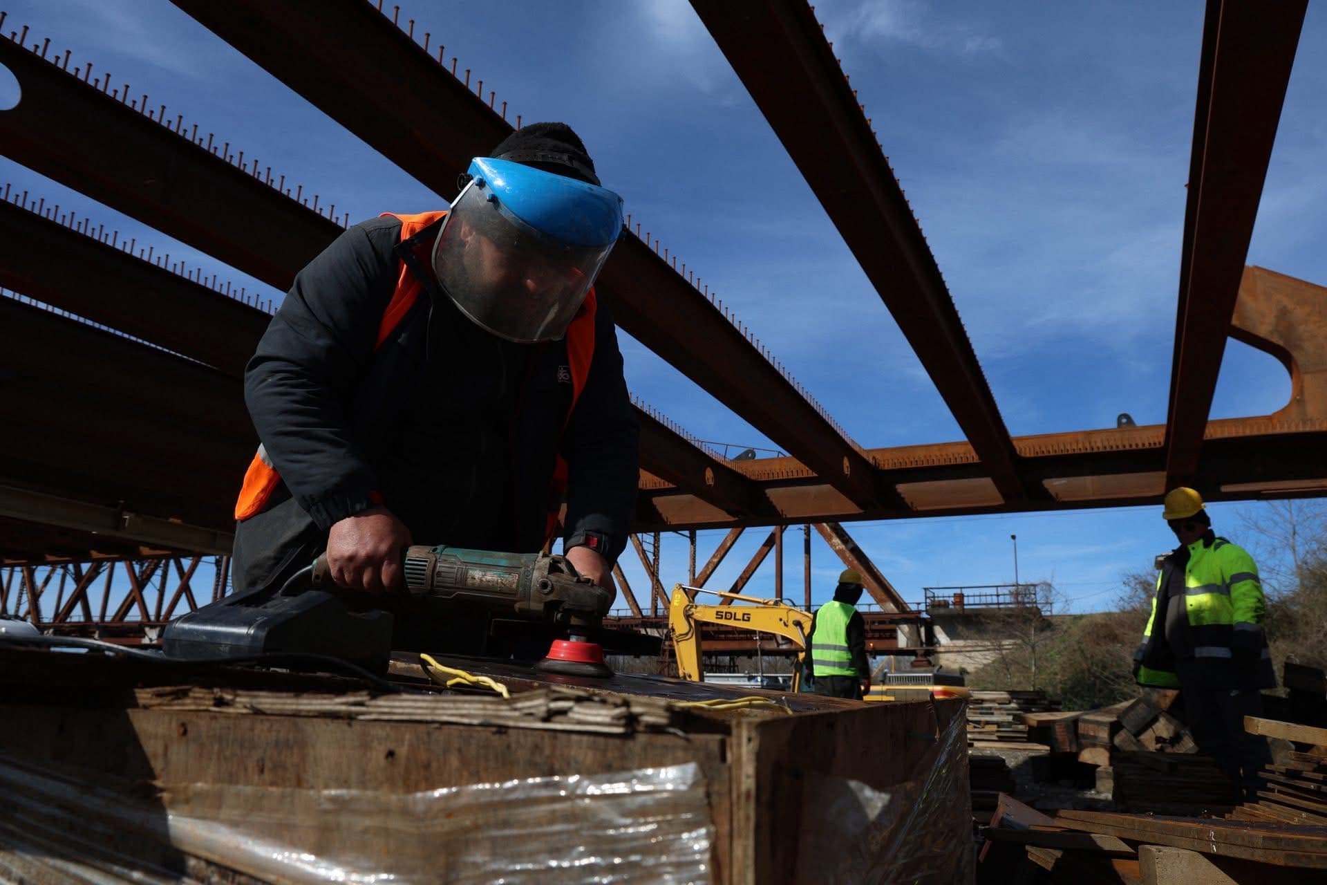 ინფრასტრუქტურის მინისტრი ფოთში, მდინარე რიონზე ახალი ხიდის მშენებლობის სამუშაოებს გაეცნო - image 4