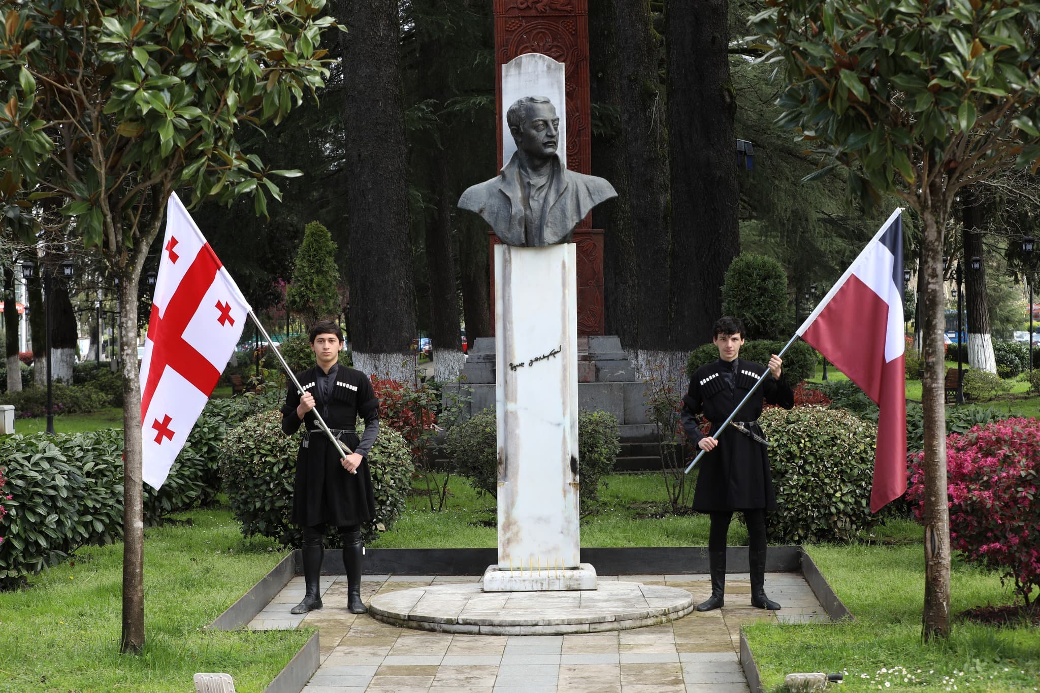 ადგილობრივი ხელისუფლების წარმომადგენლებმა ზვიად გამსახურდიას ხსოვნას პატივი მიაგეს ზუგდიდში - image 2