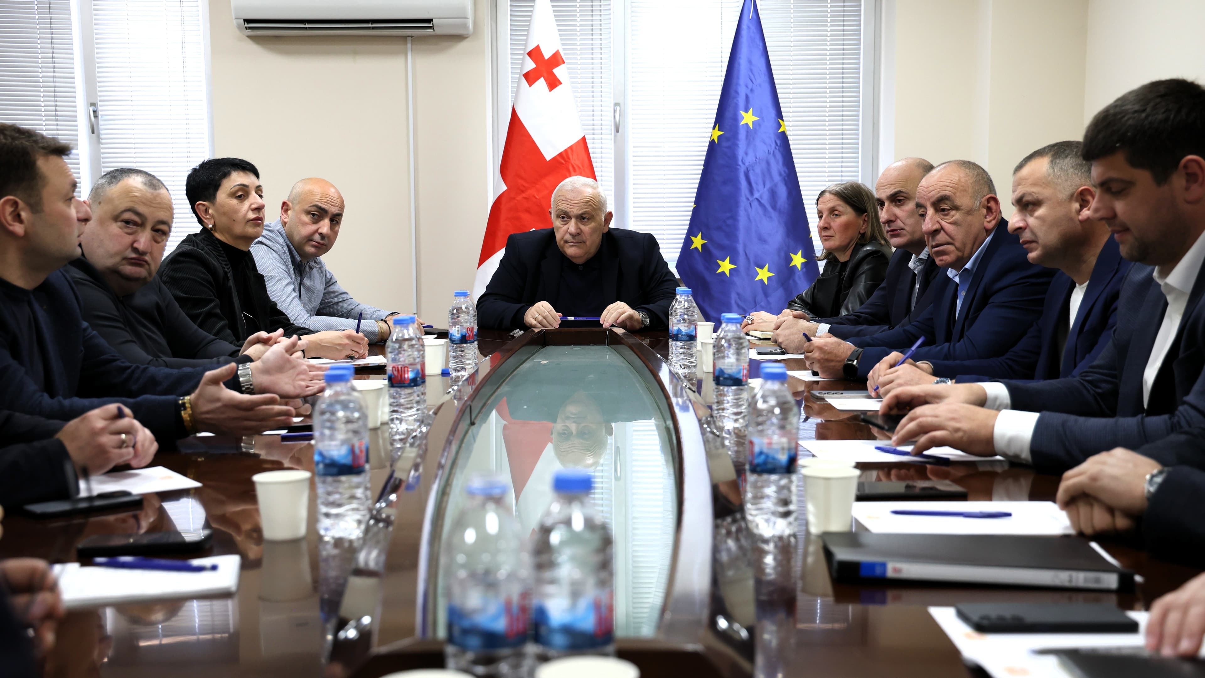 დავით ვერავამ, რეგიონში შემავალი მუნიციპალიტეტების მერებთან სამუშაო შეხვედრა გამართა